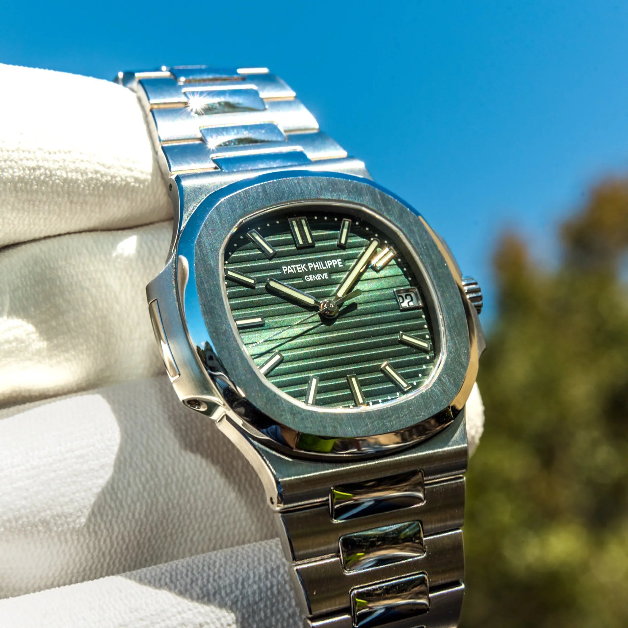 Patekphili Green Dial Watch – Simple, Stylish & Premium!